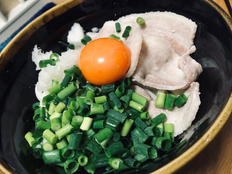 黄身乗せ豚バラしゃぶ冷やしうどん